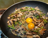 Foto del paso 2 de la receta: Salteado espárragos trigueros, champiñón y huevos rotos
