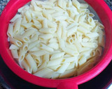 Foto del paso 8 de la receta: Mini penne en salsa bechamel con salteado de tiras de pechuga