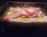Foto del paso 5 de la receta: Paletilla de cordero al horno con patatas y cebolla