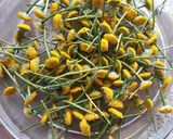 Foto del paso 1 de la receta: Flores de manzanilla de mahón desecadas