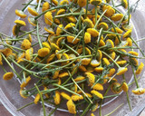 Foto del paso 1 de la receta: Flores de manzanilla de mahón desecadas