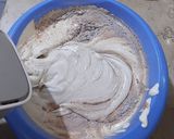 Foto langkah ke 3 dari resep Brownies kukus Hias.
