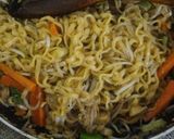 Foto langkah ke 3 dari resep Tumis mie sayur.
