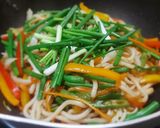 Hình bước làm 4 của món Mì UDON tươi xào rau củ