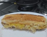 Foto del paso 7 de la receta: Sándwich🧅🥯de cebolla🍍y piña caramelizadas🥐con queso🥯🍯🧀