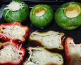 Foto del paso 2 de la receta: Zapallito verde y morrones rellenos de carne "🙈