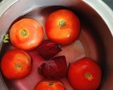 A picture of step 1 of Tomato beetroot soup.