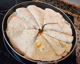 Foto del paso 4 de la receta: Tortitas rellenas de restos 🌮