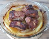 Mézes-mustáros oldalas, hagymás krumpliágyon recept fázis 6 fotója