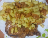 Foto del paso 4 de la receta: Chuletas de cerdo al salmorejo con papas fritas