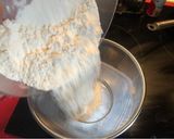 Foto del paso 4 de la receta Tarta rellena de mermelada de fresa y cobertura de chocolate blanco