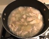 A picture of step 4 of Spring onion chicken soup.