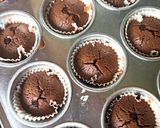Foto langkah ke 6 dari resep Simple Chocolate Muffin.