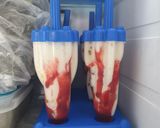 Foto del paso 3 de la receta: Polos de yogurt Griego, mermelada de melocotón y sirope de fresa