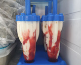 Foto del paso 3 de la receta: Polos de yogurt Griego, mermelada de melocotón y sirope de fresa