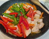 Foto del paso 3 de la receta: Salteado de calabacín, zanahorias, pimientos y solomillo de pavo