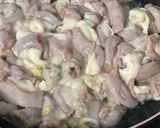 Hình bước làm 1 của món Lòng heo xào cải chua