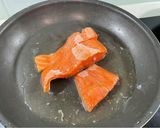 A picture of step 1 of Samon flakes.