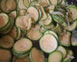 Foto del paso 3 de la receta: Calabacitas salteadas con queso parmesano
