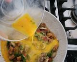 A picture of step 3 of Chicken Cheese Omelate.