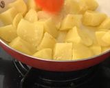 Foto del paso 2 de la receta Patatas al ajillo para un aperitivo improvisado,en cinco minutitos