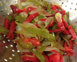 Foto del paso 4 de la receta: Bacalao al ajillo con salsa de tomate y pinchitos de tomate
