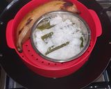 Foto langkah ke 2 dari resep Kukus Ketan Bunga Telang Pisang.