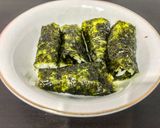 Foto langkah ke 2 dari resep Onigiri bartelloni olive oil.