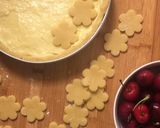 Foto del passaggio 5 della ricetta Crostata crema, ciliegie e amarene