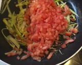 Foto del paso 5 de la receta Espaguetis integrales con puerro y tomate