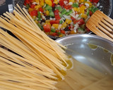 Foto del paso 2 de la receta: Tallarines con pimiento 3 colores y bacon