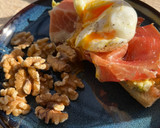 Foto del paso 5 de la receta: Tostada de aguacate, jamón y huevo poché para el desayuno
