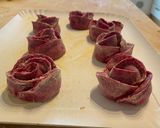 Foto del passaggio 7 della ricetta Rose di pasta fresca (con crema di parmigiano e parmigiano verde)