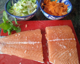 Foto del paso 1 de la receta: Salmón con verduras y hierbabuena en papillote