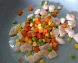 รูปขั้นตอนการทำที่ 2 ของ อกไก่ผัดผงกะหรี่ ใส่ไข่ ผักสามสี คลีน