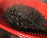 Une image de l'étape 8 de Tagliatelles noires aux têtes et pattes de calamars,échalotes,citron et persil.