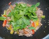 รูปขั้นตอนการทำที่ 3 ของ สปาเก็ตตี้กะเพราหมูสับพริกหวาน