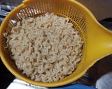 A picture of step 2 of Garnished Fried Noodles.