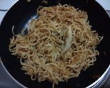 Foto langkah ke 6 dari resep Indomie Goreng Sambel Matah.