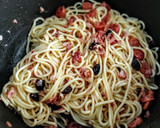 Foto del paso 2 de la receta: Espaguetis🍝 Carbonara🥓Con Uvas Pasas...!