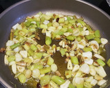Foto del paso 1 de la receta: Espaguetis picantones a los dos ajos