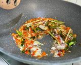 Foto langkah ke 3 dari resep Ayam suwir kemangi.