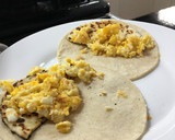 Foto del paso 6 de la receta: Tacos de huevo con queso panela entomatado