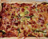 Foto del paso 5 de la receta: Quiche de salchichas, jamón de pavo y espinacas con ensalada de pasta