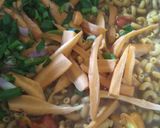 A picture of step 2 of Stir fried Macaroni.