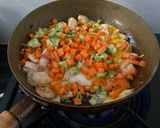 Foto langkah ke 3 dari resep Nasi goreng nanas.