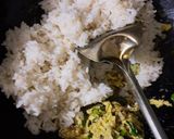 Foto langkah ke 4 dari resep Nasi Goreng Telur dan Daun Bawang (172).