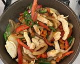 Foto del paso 4 de la receta: Wok de pollo acompañado de fajita