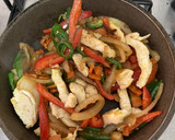 Foto del paso 4 de la receta: Wok de pollo acompañado de fajita