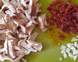 Foto del paso 1 de la receta: Pasta con seta shiitake y tomate seco